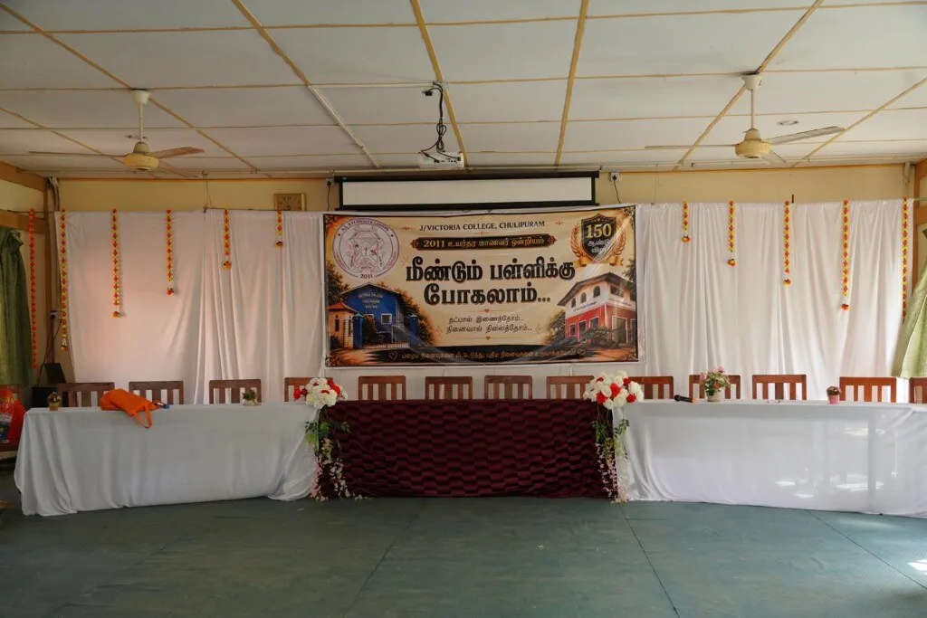 ஒன்றுகூடல் Hall — மேடை மற்றும் அலங்காரம்