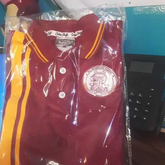 அச்சிடப்பட்ட மெரூன் நிற polo T-shirt முன்பக்கம் — கல்லூரிச் சின்னம் மற்றும் மஞ்சள் பட்டை